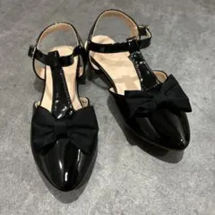 ブラックリボン付きストラップシューズ