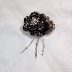 黒と金の花のコサージュ