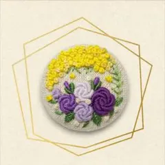 手刺繍ブローチ《ミモザと紫色の薔薇》くるみボタンブローチ ハンドメイド