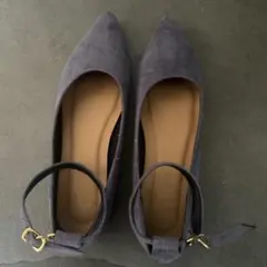 グレー ポインテッドトゥ アンクルストラップパンプス