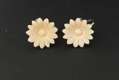 ビンテージ　花型クリーム色イヤリング