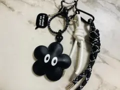 じゃらじゃらキーホルダー　バッグチャーム　キョロ目　お花　黒　ホワイト