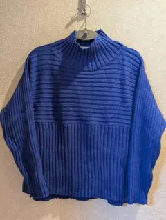 濃青いリブ編みニットセーター