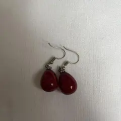 赤いドロップ型ピアス