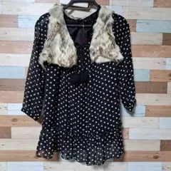 ドット柄のシフォンワンピースファー襟付き新品タグ付き　結婚式　発表会　140