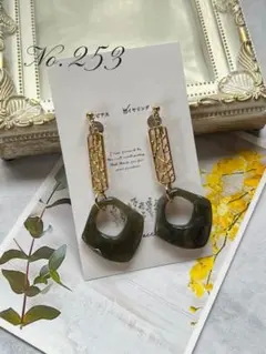 No.253 ゴールド透かしプレートとグレーパーツのノンホールピアス/ピアス