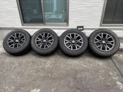 ハイラックス GR 純正ホイール　スタッドレスタイヤ　4本セット　ナット付きのサムネイル