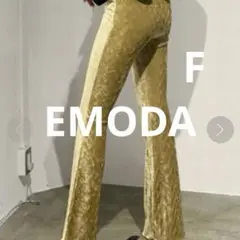 新品EMODA グロスフィットプリーツフレアパンツ イエロー ゴールド F