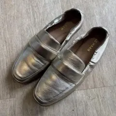 Cole Haan メタリックシルバー フラットシューズ