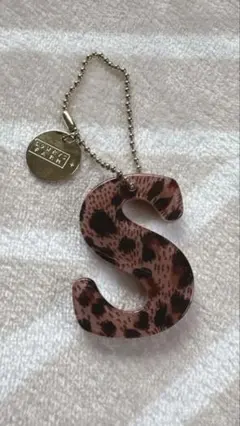 ローリーズファーム　ヒョウ柄チャーム S（イニシャル）チャーム キーホルダー