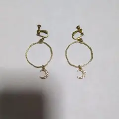 ゴールドフープイヤリング 月モチーフ