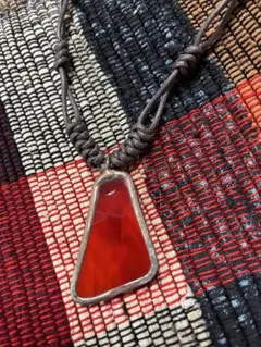 ステンドガラスの赤色三角形ペンダントネックレス