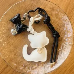 じゃらじゃらキーホルダー　バッグチャーム　白　ネコ　黒　リボン　エナメル　ハート