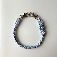 花編み 細め パラコード ハンドストラップ スマホ 落下防止 くすみブルー 薄紫