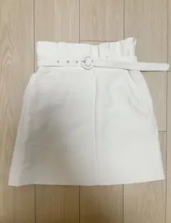 Lily Brownホワイト ベルト付き タイトスカート