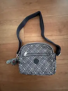 ④使用品 キプリングKipling ショルダーバッグ 幾何学総柄のサムネイル