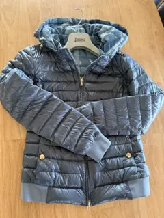 更にお値引きしてますHERNO フード付き薄ブルーグレーダウンジャケット