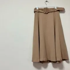 ベージュ ベルト付き フレアスカート ひざ丈