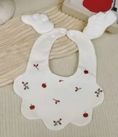 【新品・未使用】りんご木の実刺繍スタイ　よだれかけ　天使の羽付き