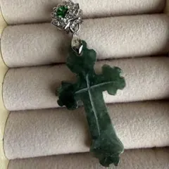 天然翡翠 クロス ペンダントトップ エメラルドグリーン 深緑 守護石 約36mm