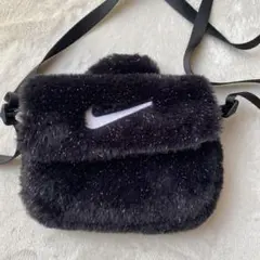 SALE中　Nike ファー ショルダーバッグ キラキラ　ブラック