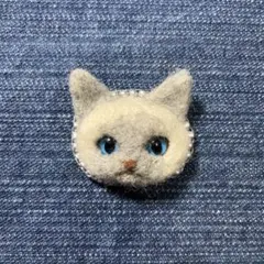 SALE‼️羊毛フェルト✨グレー×ホワイト猫ブローチ mini✨ブリックステッチ