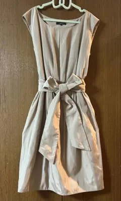 COMME CA ISMベージュ ノースリーブ ひざ丈ワンピース