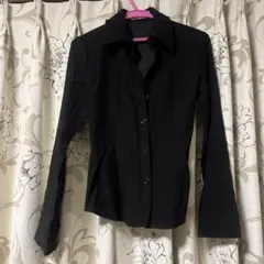 黒いボタンアップシャツ 長袖