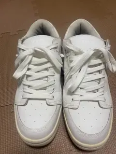 ホワイトレザー スニーカー穴あきデザイン