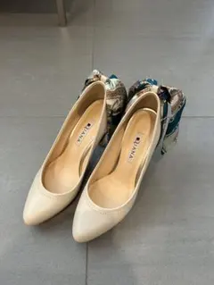 PILANA ベージュ リボン付き 高ヒールパンプス