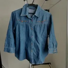 刺繍付き七分丈デニムブルーシャツ