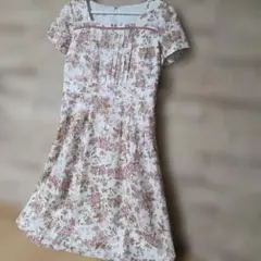 新品タグ付き♡Aylesbury花柄 スクエアネック 半袖ワンピースのサムネイル