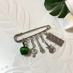 青リンゴ　ブローチ　キャッツアイ天然石　ミセスグリーンアップル好きな方いかが