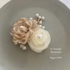 573ハンドメイドコサージュ　卒園式入園式　ハレの日 人気色ベージュ×アイボリー