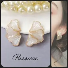 【一点物】パール調ホワイト３連花びら ピアス/イヤリング