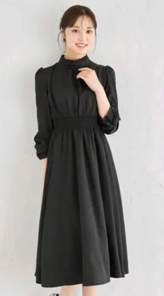 袖口りぼん付きプチフリルネックウエストシャーリングワンピース　ブラック