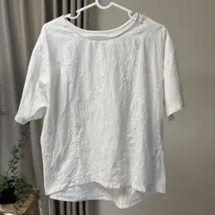 刺繍入りホワイトTシャツ　コットン100% フリーサイズ　花柄ナチュラルのサムネイル