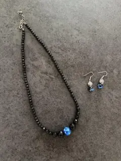 【美品】黒と青のビーズ ネックレスとピアスのセット