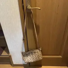 コーチベージュ ロゴ入りショルダーバッグ