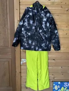 美品未使用近い:子ども用フード付き宇宙柄スキーウェアセット