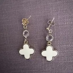 クローバーモチーフピアス ホワイト&ゴールド　クリスタル