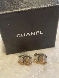 CHANEL CCロゴスタッドピアス