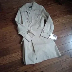 ベージュ ダブルブレスト トレンチコート