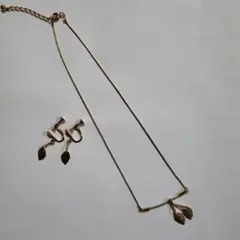 ゴールド葉モチーフネックレスとイヤリングセット