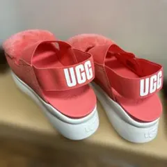 UGG サーモンピンク系ファー付きサンダルのサムネイル