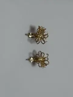 花モチーフ 金色メッキ イヤリング