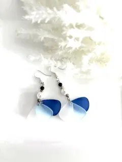 青と白の花びら型ピアス