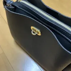 レディース　grove 革製　ブラックショルダーバッグ