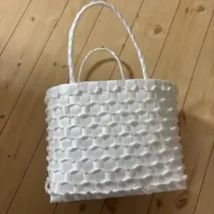 ホワイト編み込みかごバッグ