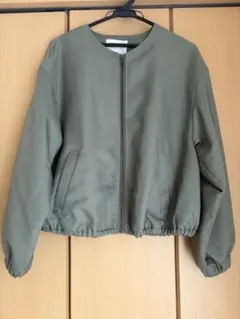 ehka sopo エヘカソポ　ノーカラー ジップアップ ブルゾン カーキのサムネイル
